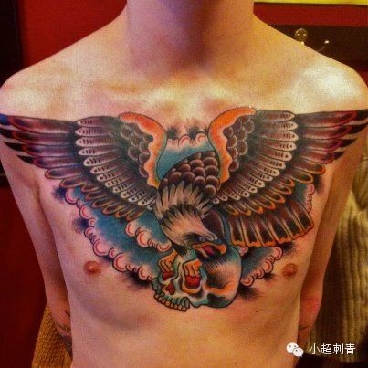 个性时尚的男性胸部纹身