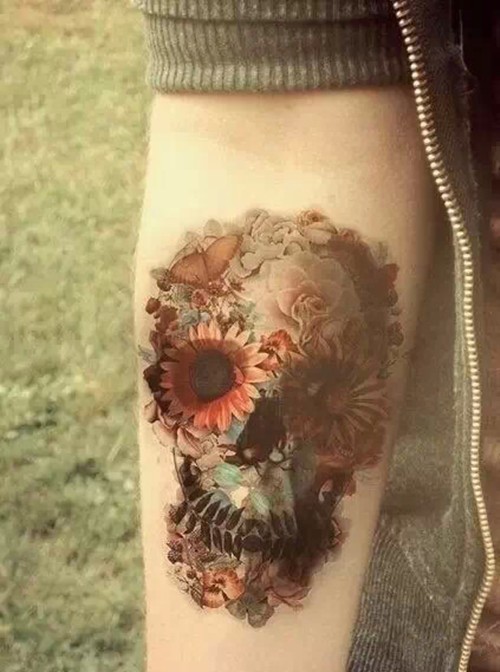 花与骷髅头相依相伴