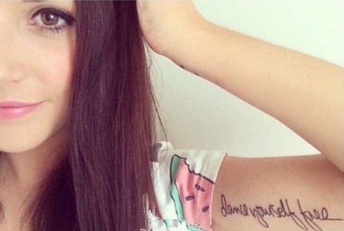 超好看的连串英文纹身