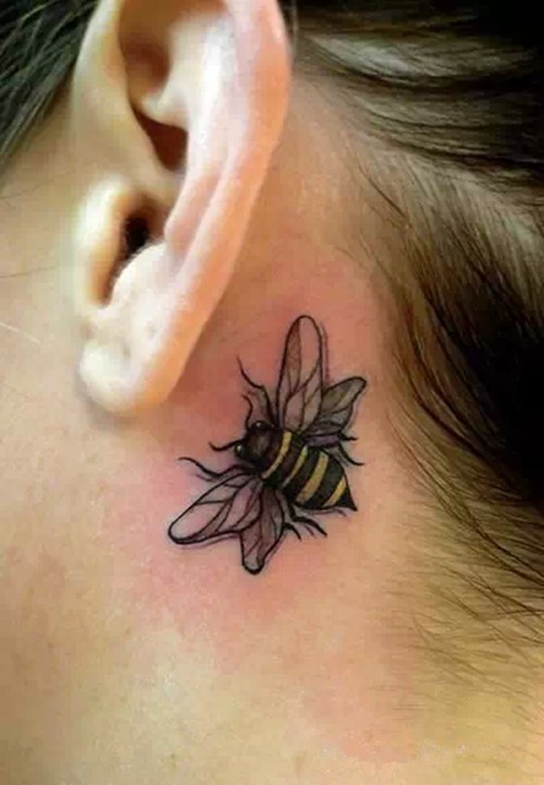 吸睛的耳后小纹身