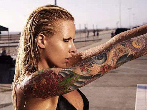 完美身材与纹身结合的另一种美