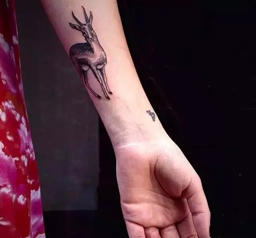 心若小鹿--时尚手臂纹身