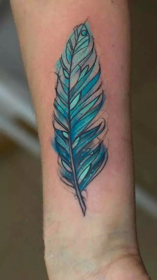 清新飘逸的羽毛纹身