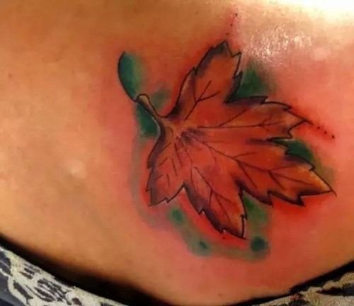 唯美的火红枫叶纹身