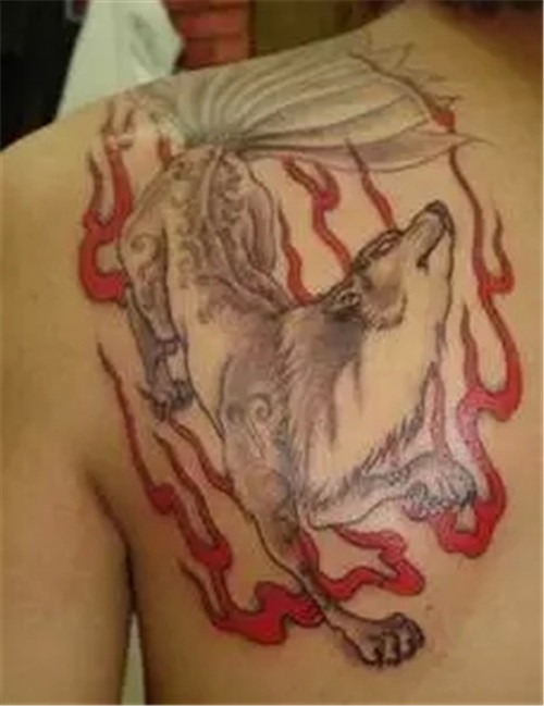 时尚个性的九尾狐纹身