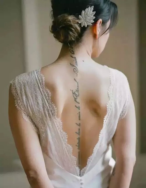 给你不一样的脊柱纹身