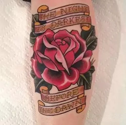 娇艳欲滴的玫瑰花纹身