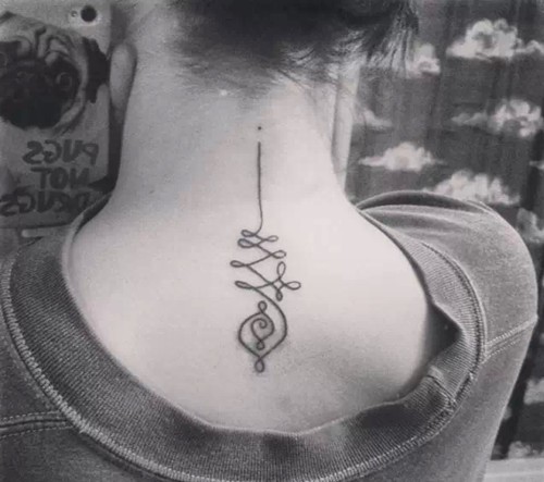 清新颈后背小图案纹身