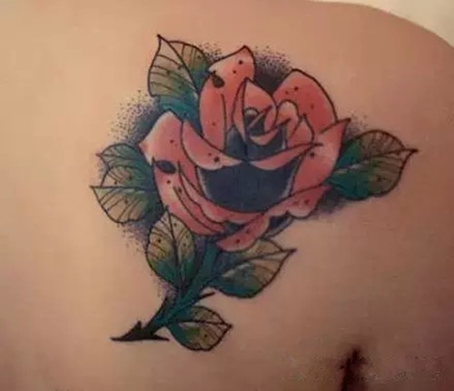 娇艳欲滴的玫瑰花纹身