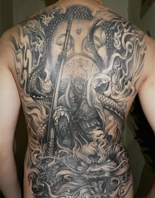 超炫的满背孙悟空纹身