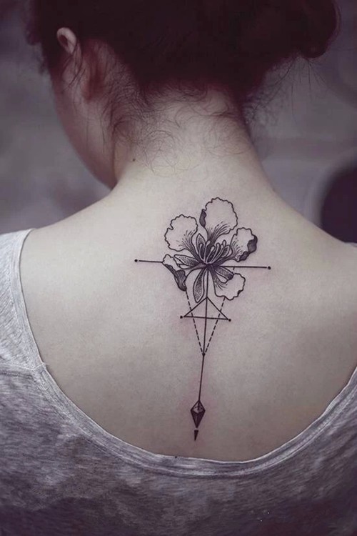 清新简单背部小纹身