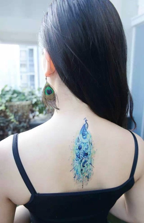 清新简单背部小纹身