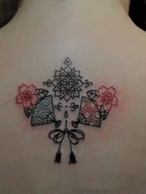 清新简单背部小纹身