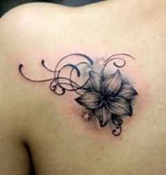 清新脱俗的百合花纹身