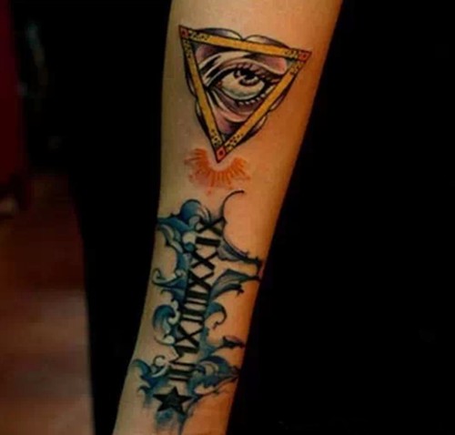 手臂彩色上帝之眼纹身