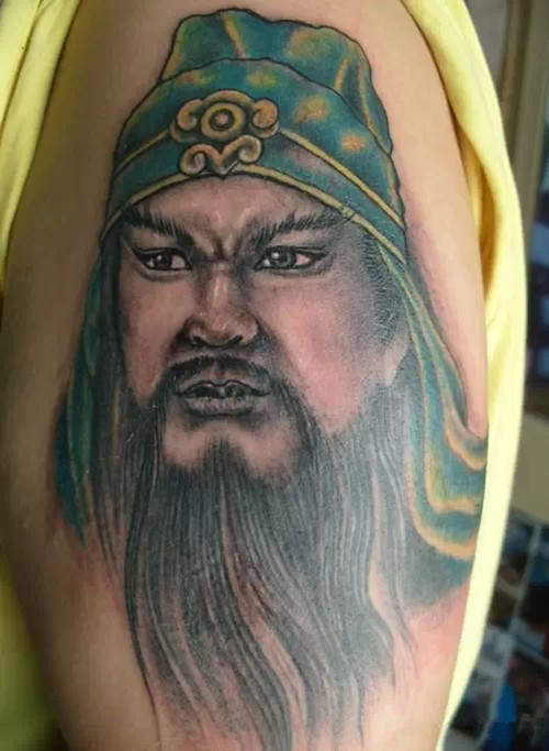 帅气的手臂关公纹身