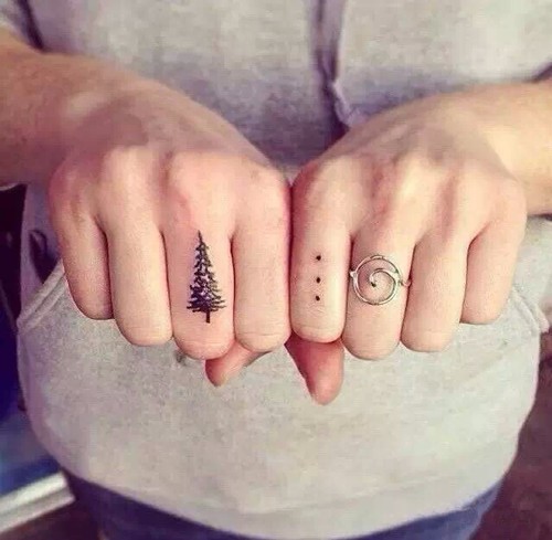 指间的个性纹身