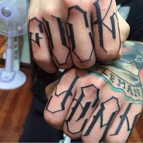 指间的个性纹身