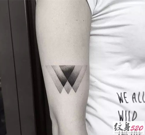 黑灰风格的几何线条纹身