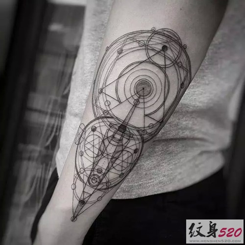 黑灰风格的几何线条纹身