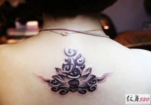 精致的祥云梵文纹身