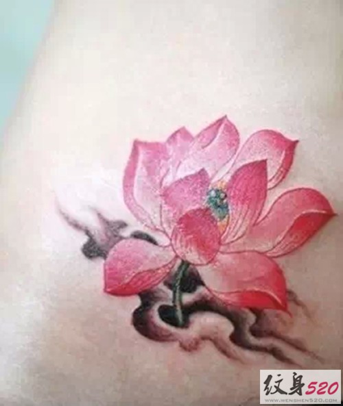 清雅脱俗的荷花纹身