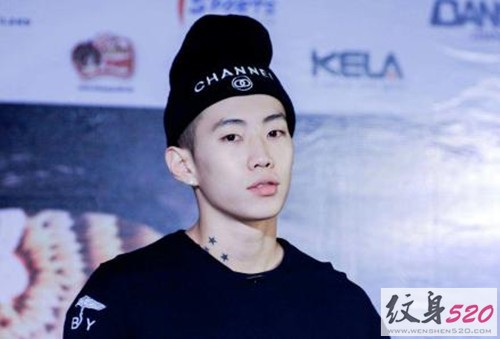 偶像歌手朴宰范的帅气纹身秀