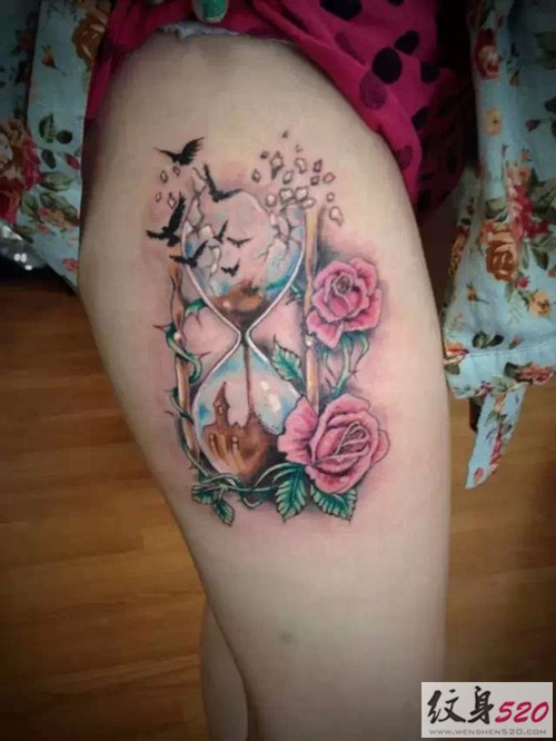 不一样的玫瑰花沙漏纹身