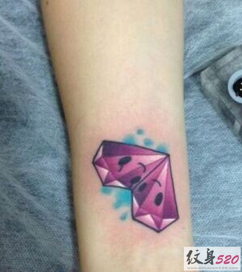 手部钻石纹身图片