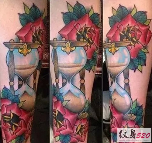 不一样的玫瑰花沙漏纹身