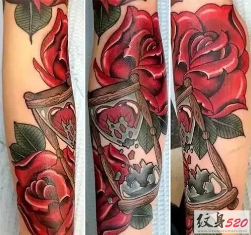 不一样的玫瑰花沙漏纹身