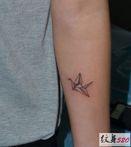 手臂唯美千纸鹤纹身