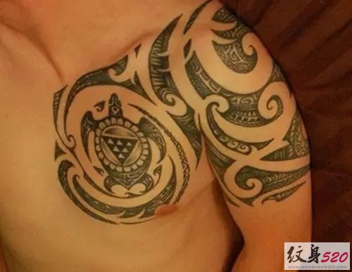 惊艳的男性半甲图腾纹身