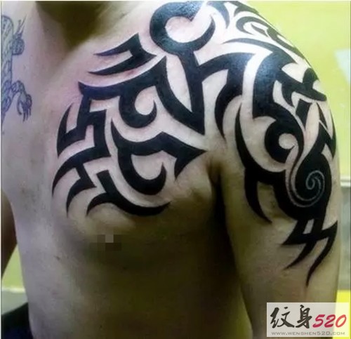 惊艳的男性半甲图腾纹身