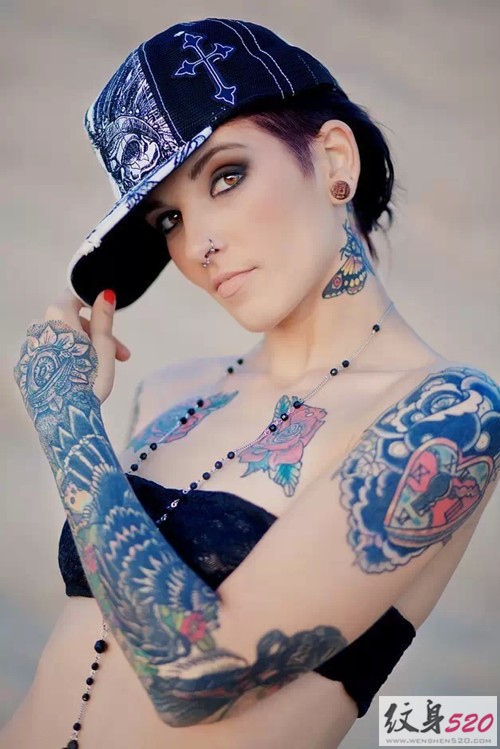 妩媚的花臂女郎