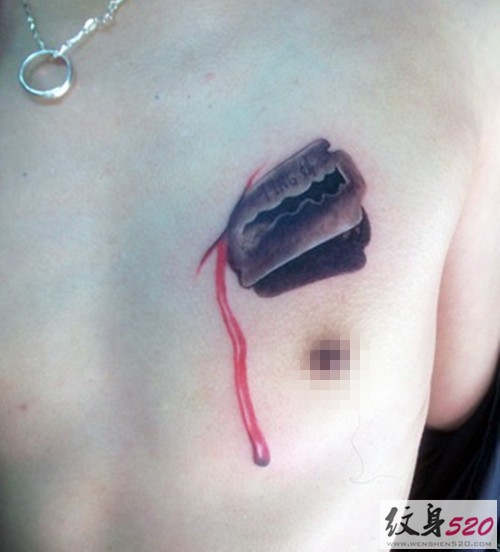 男性胸部立体刀片纹身