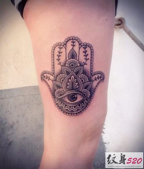 大腿上的异域风纹身
