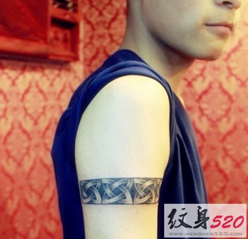 简单酷炫的臂环纹身