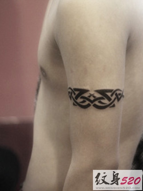 简单酷炫的臂环纹身