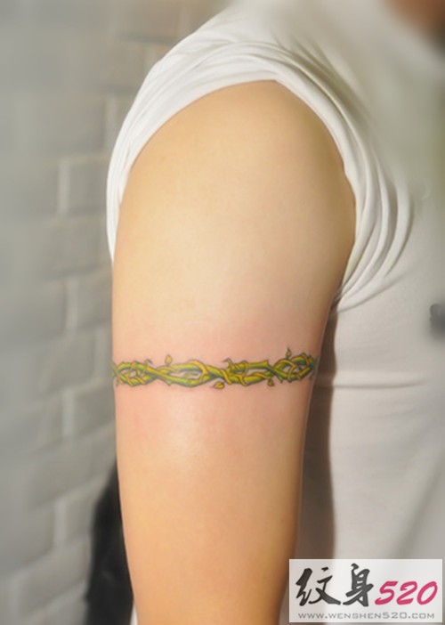 简单酷炫的臂环纹身