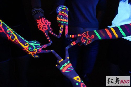 绚丽的彩色荧光纹身图案