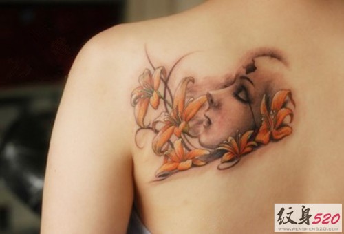 盛开在肩背部的彼岸花