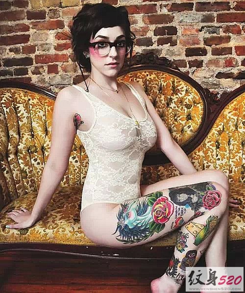 性感女郎的腿部纹身