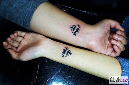 手腕个性超人标志纹身
