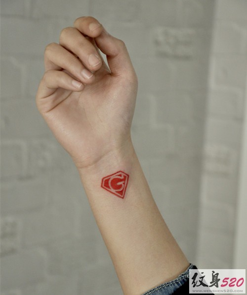 手腕个性超人标志纹身