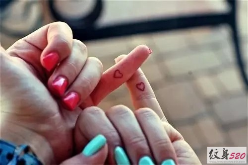 闺蜜小图案纹身秀