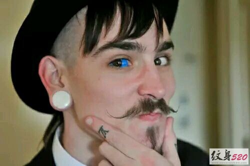 你敢尝试这样的眼球纹身吗