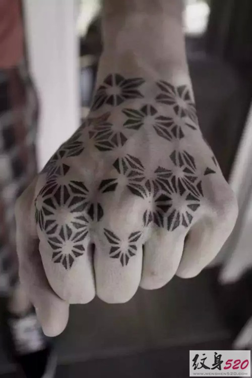 男士另类黑白点刺纹身