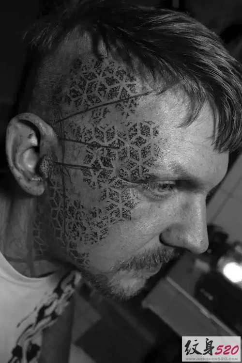 男士另类黑白点刺纹身