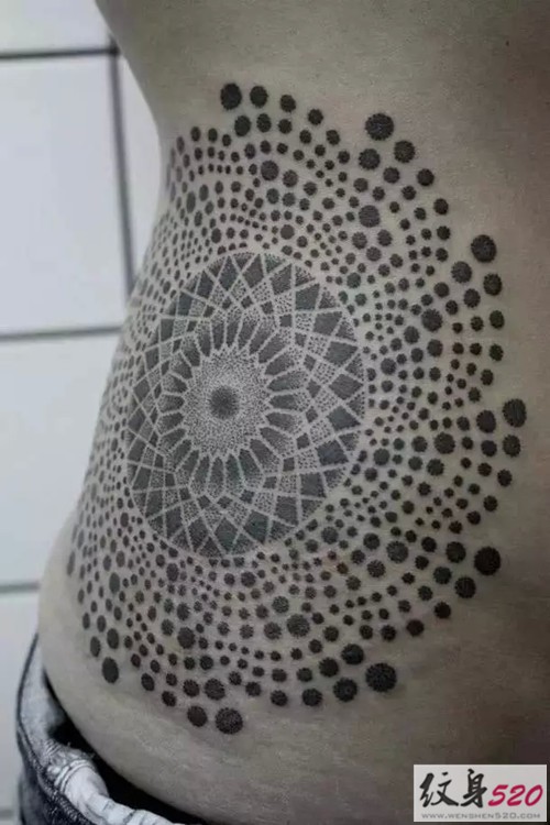 男士另类黑白点刺纹身